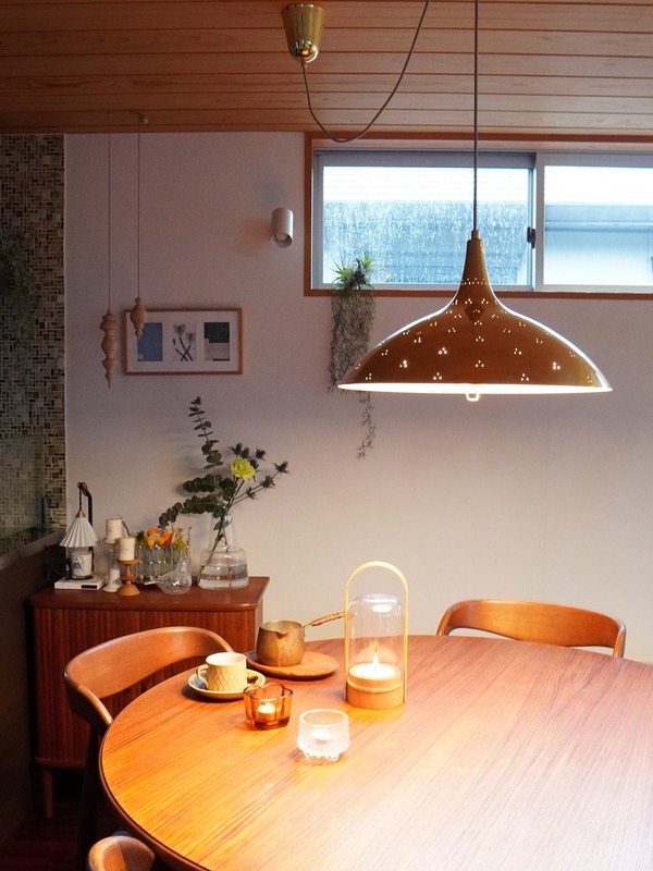 雨の日の薄暗いリビングが「ある大きな決断」で楽しみに変化・・・（記事下PR有）